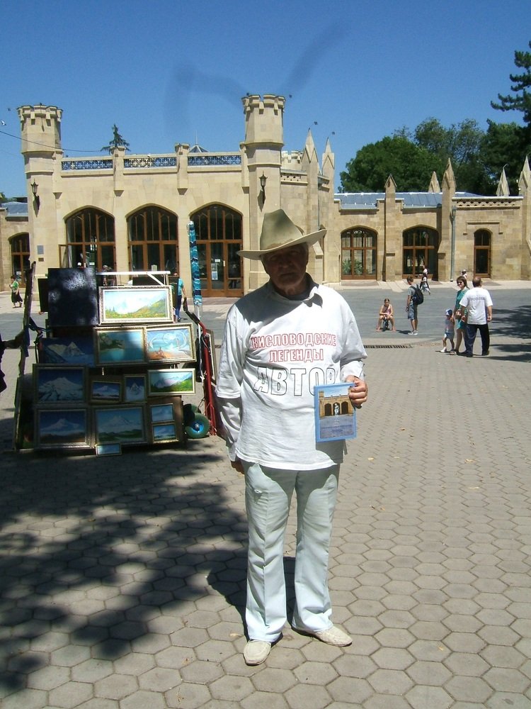 Автор  продает свои  книги ..