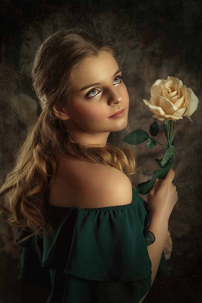 Девушка с желтым цветком