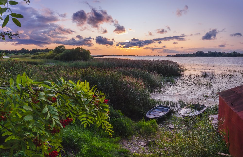 Закат и лодки.