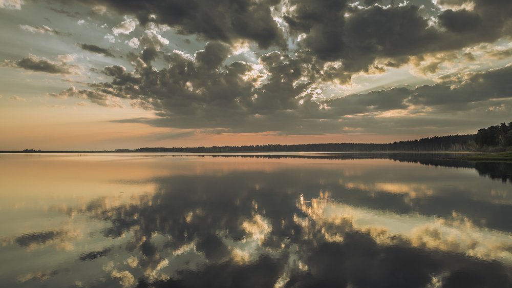 Рассвет над озером