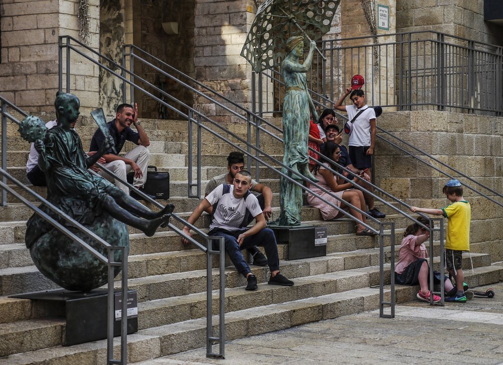 На улице как на сцене