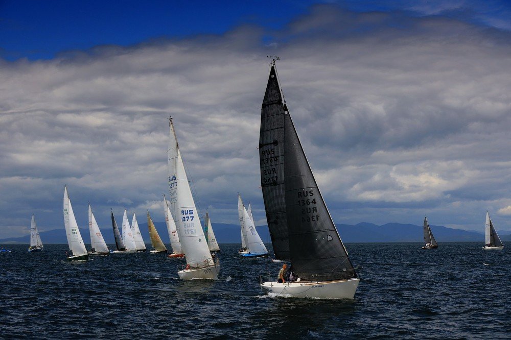 Чернеет парус одинокий...