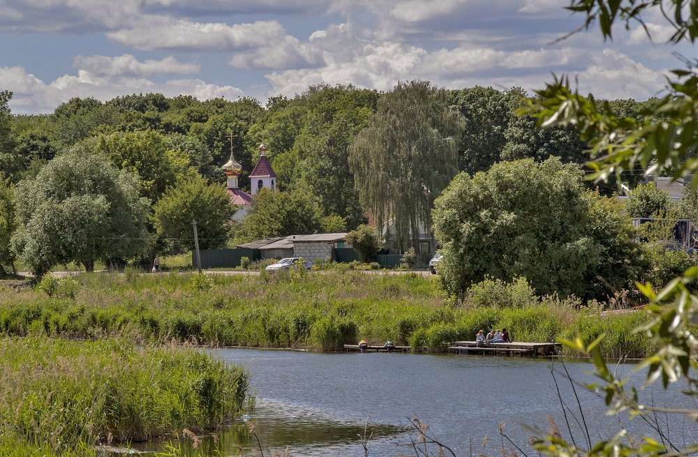 Бурое болото-озеро.