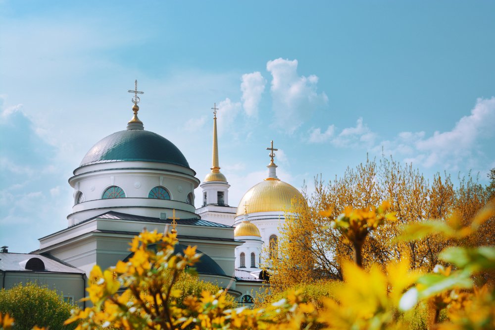 церковь и желтые листья