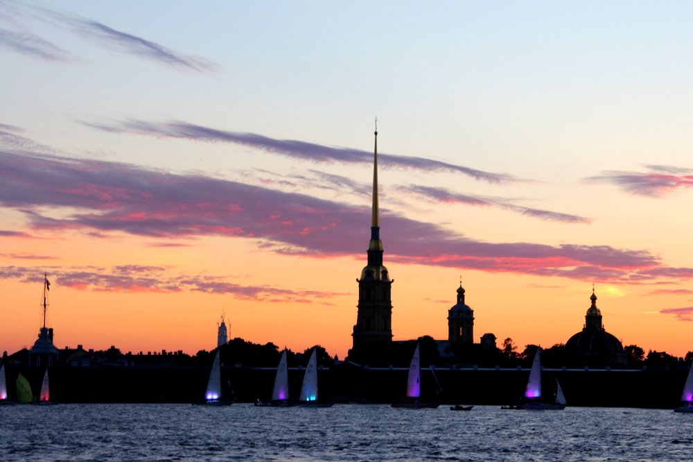 ночной парад парусников