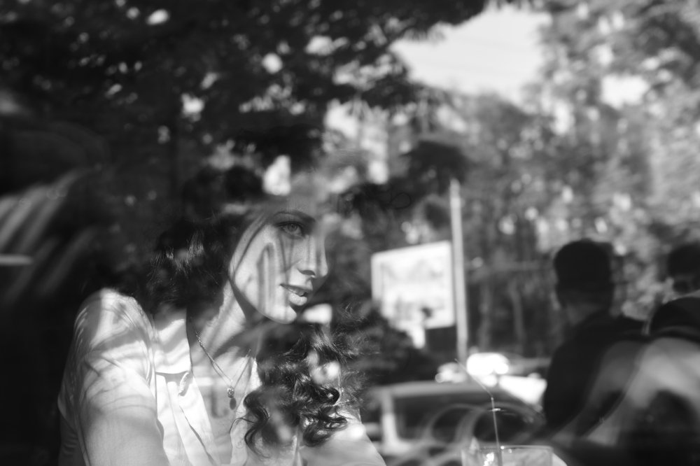 Девушка в городском кафе