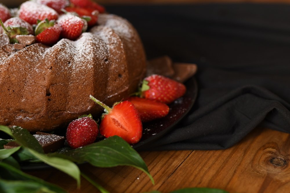 Шоколадный бисквит с клубникой