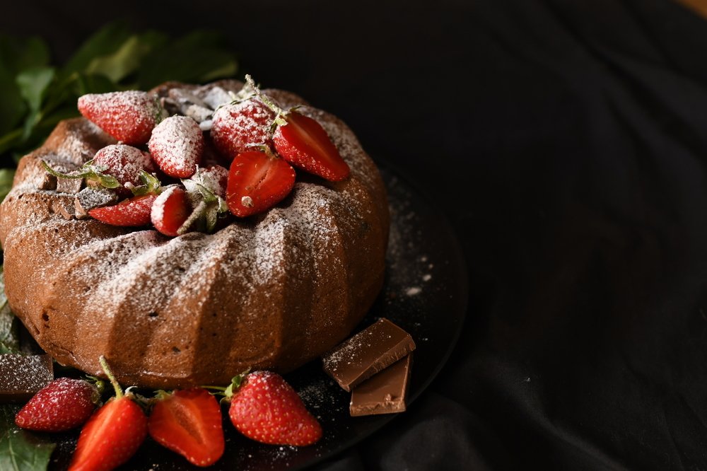 Шоколадный бисквит с клубникой