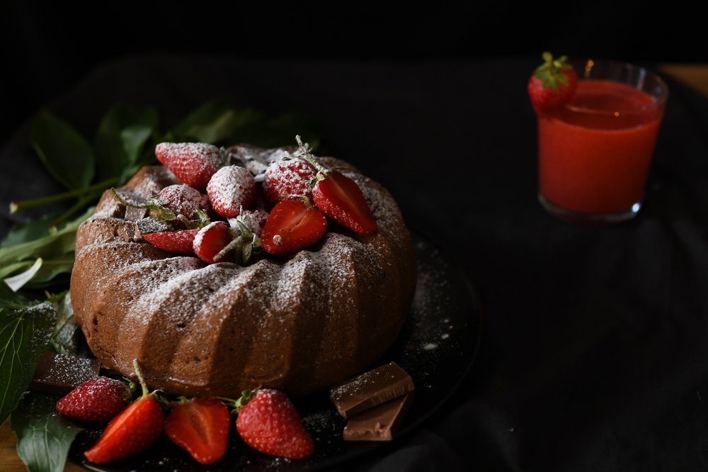 Шоколадный бисквит с клубникой