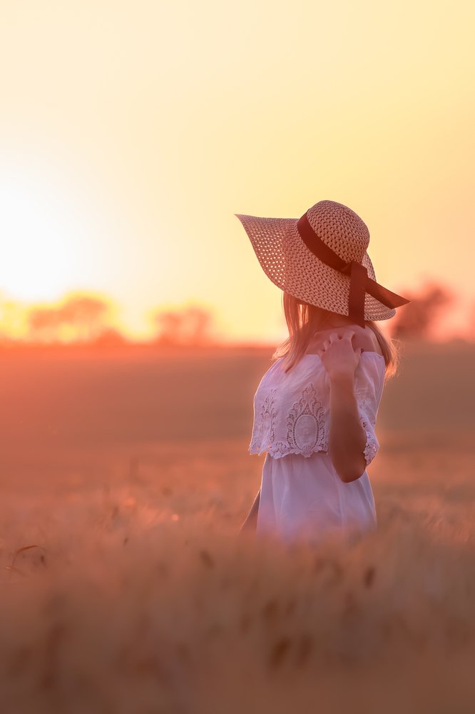Дама в шляпе на закате...