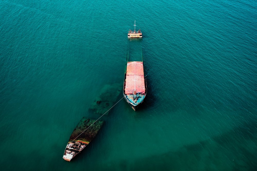 Затопленный корабль у берегов Крыма