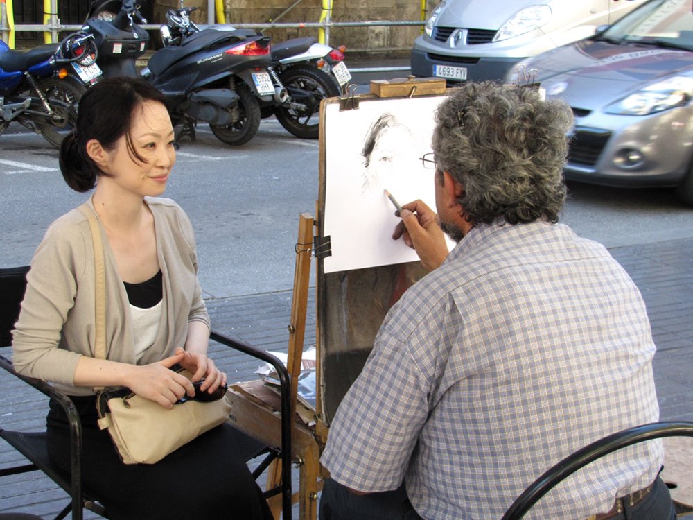 Уличный художник за работой