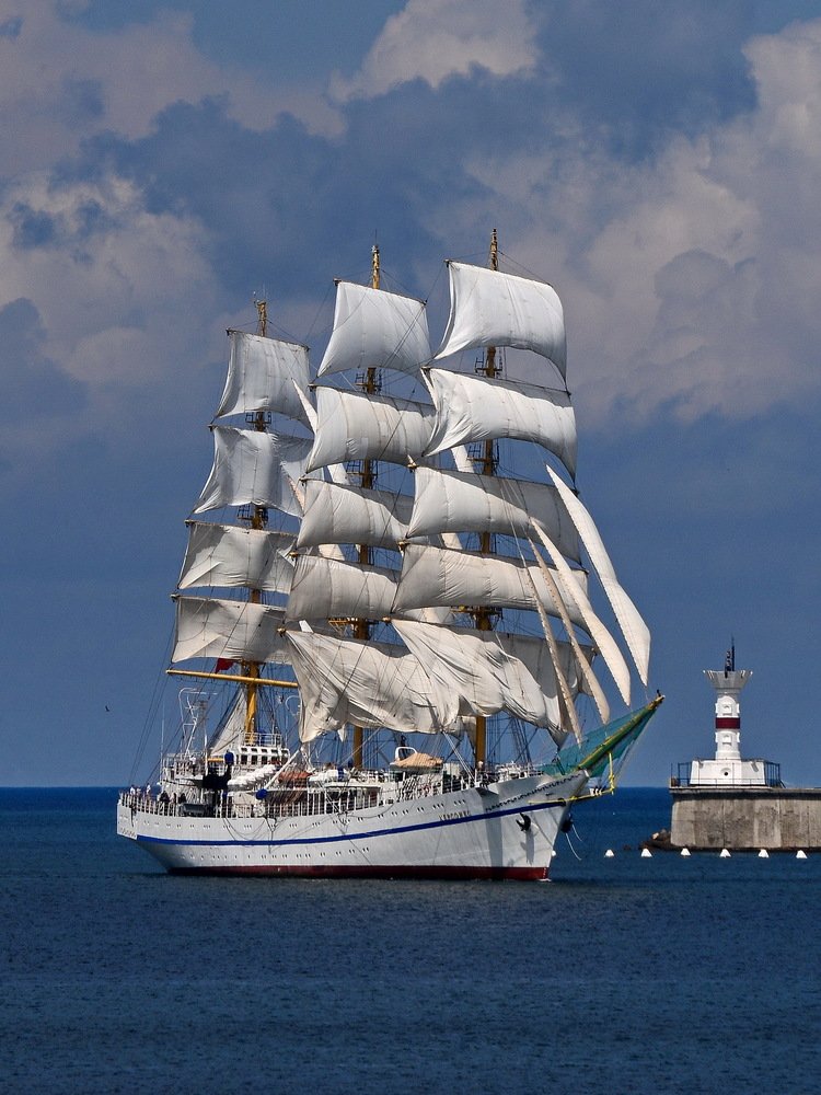 Парусник "Херсонес" пришёл в Севастополь