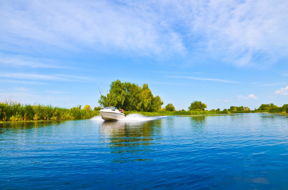 На Волге реке катер