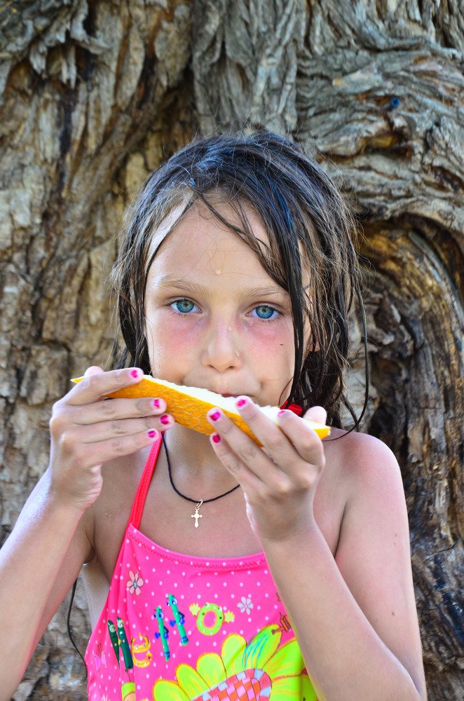 Девочка с арбузом