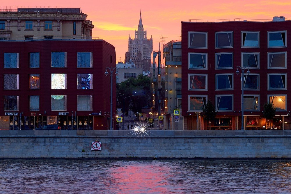 Закат на Пречистенской набережной.