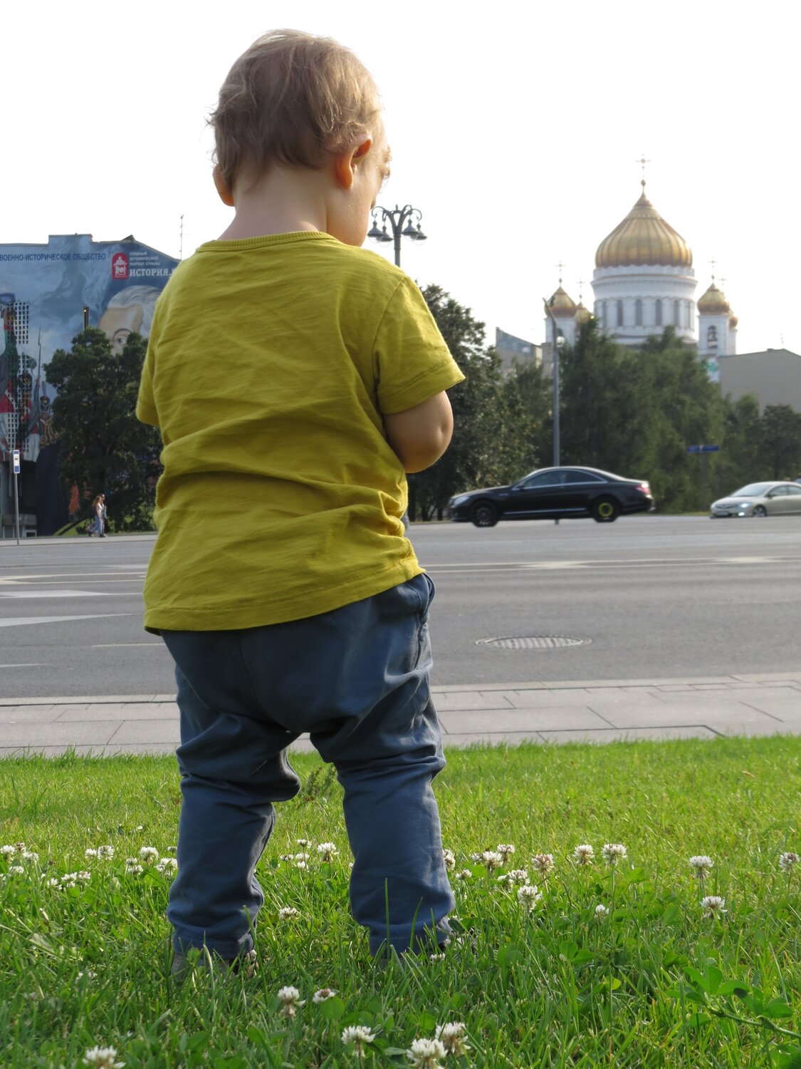 В центре Москвы в жёлтой футболке
