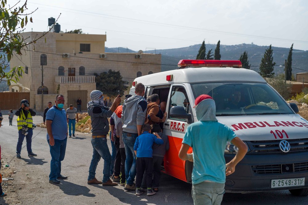 Medical help. Comrades of the wounded sympathize with a friend.