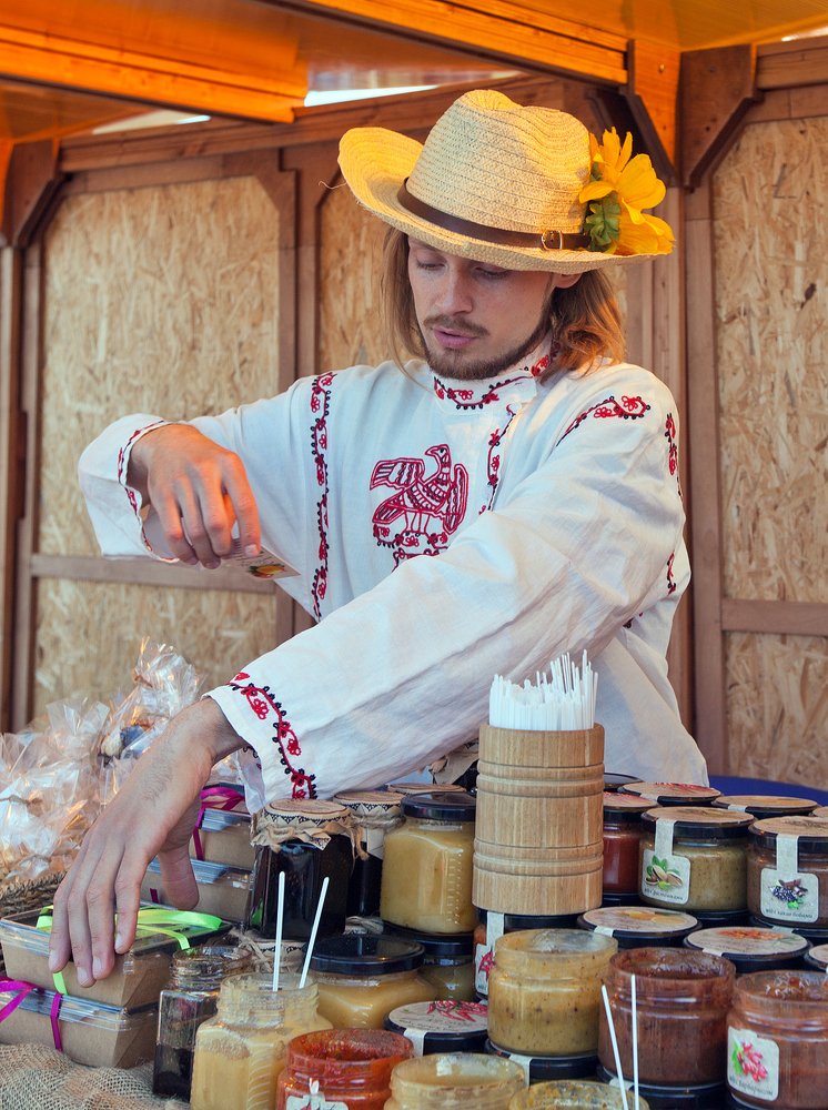 Продавец мёда на ярмарке.