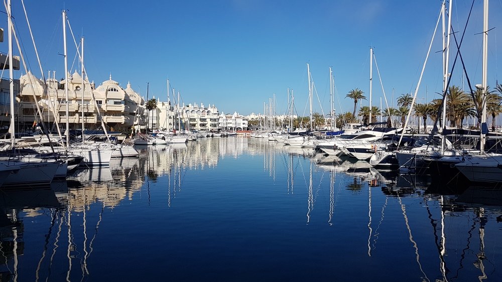 Яхты около дома.