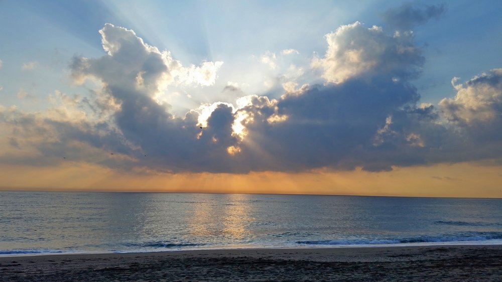 Рассвет на Средиземном море.