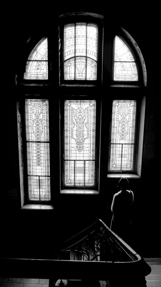 Смотрящая в окно