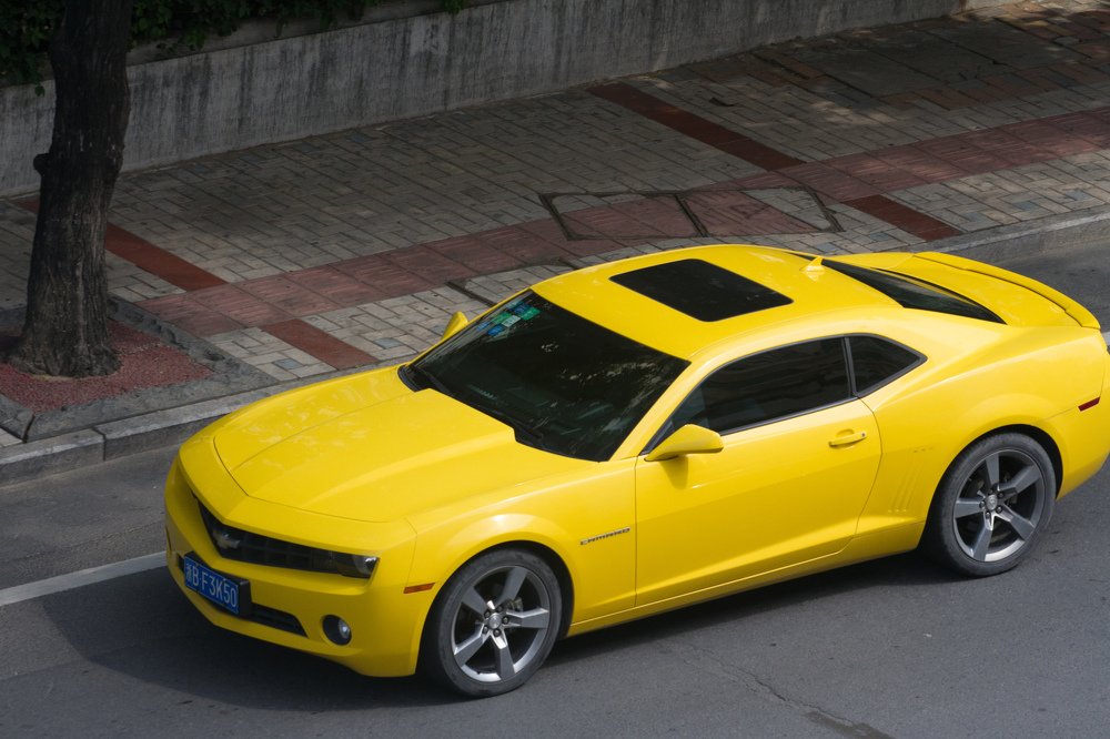 Желтый автомобиль