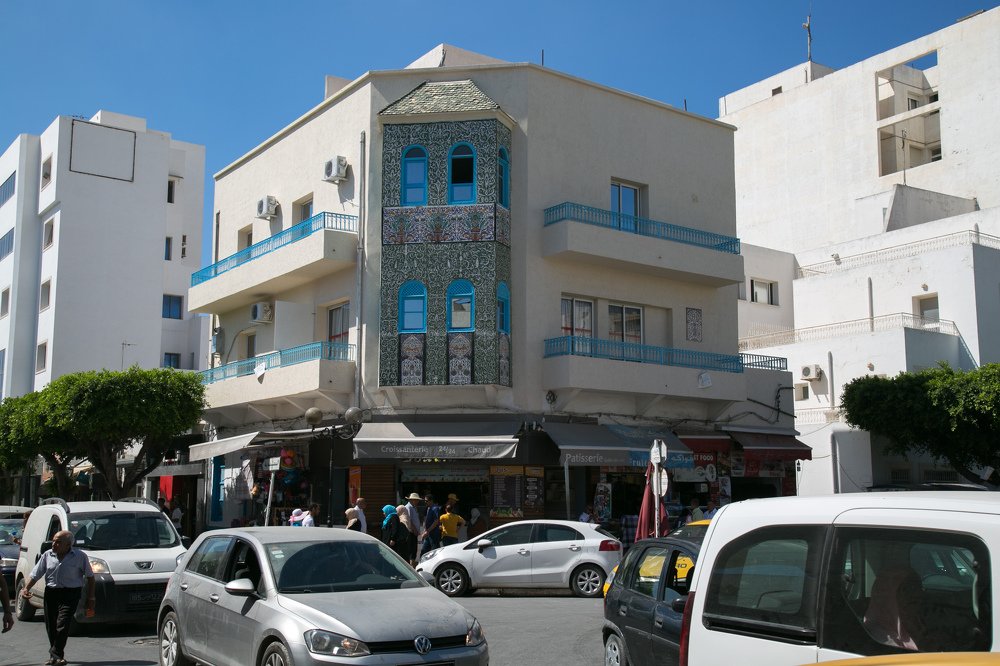 Дом с голубыми  ставнями