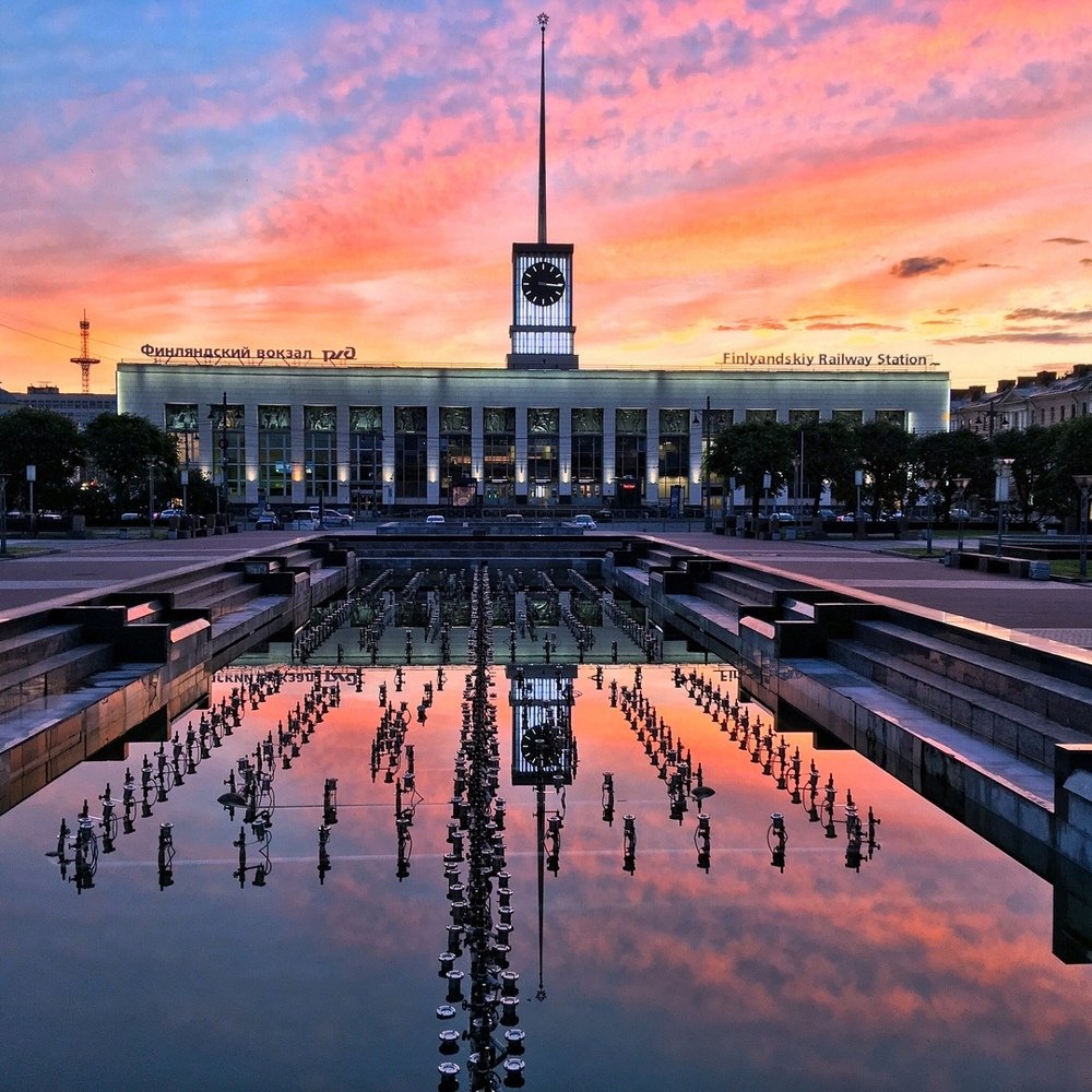 Огненный восход над Финляндским вокзалом