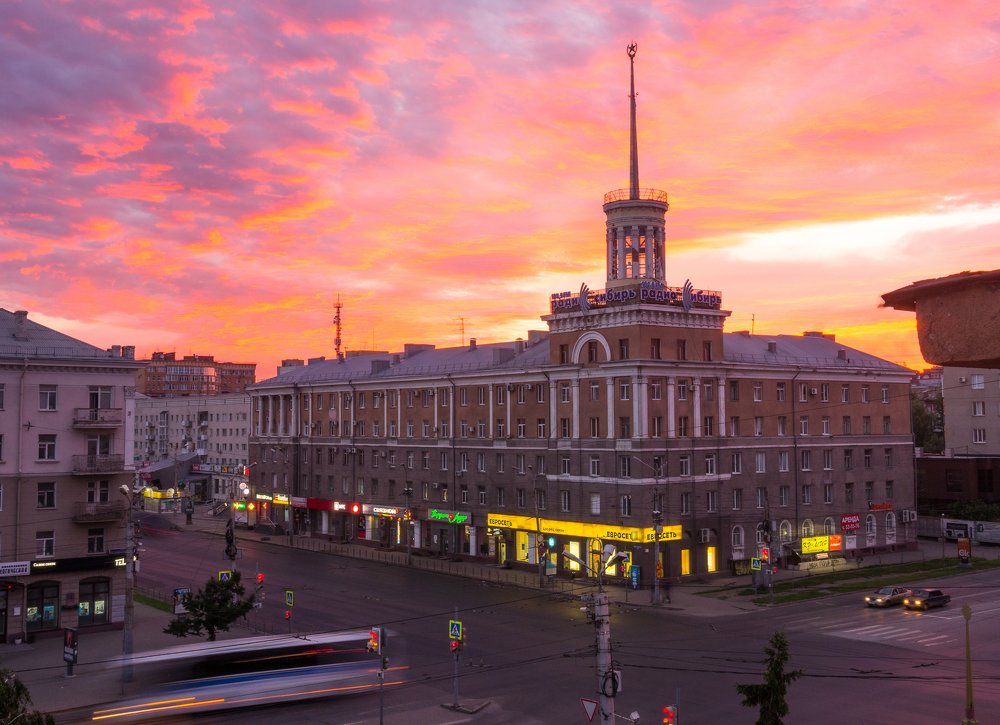 Восход над домом со шпилем в Омске