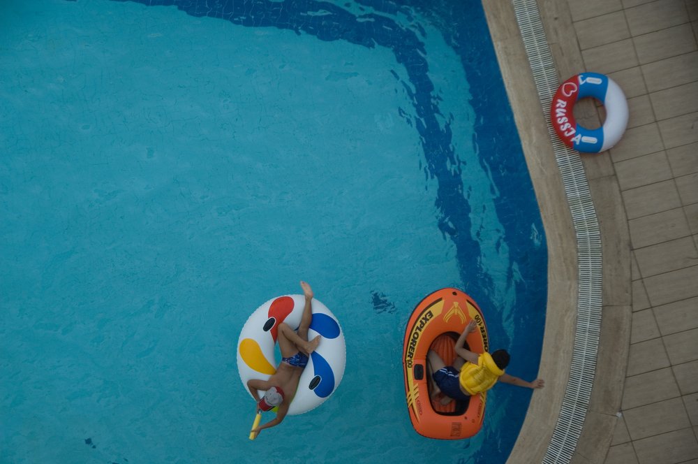 Бассейн с голубой водой