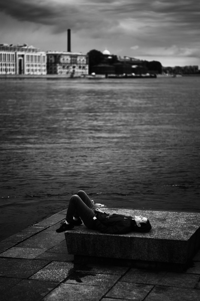 ...так лежит человек.