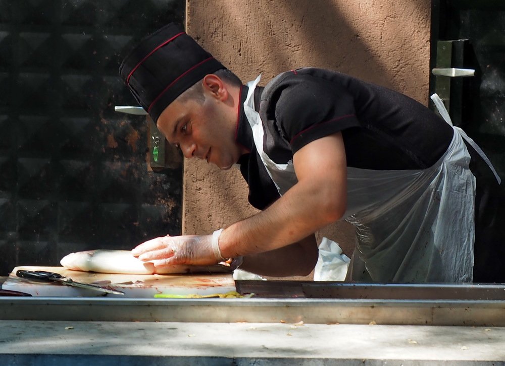 Разделка форели требует умения.