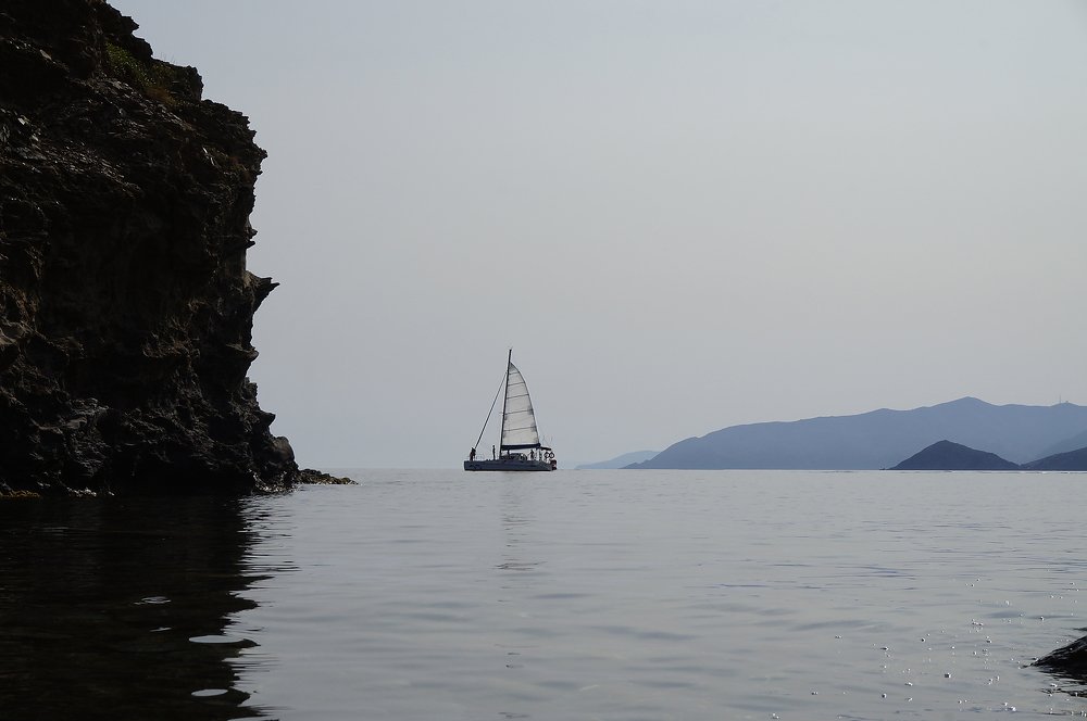 Под парусом.