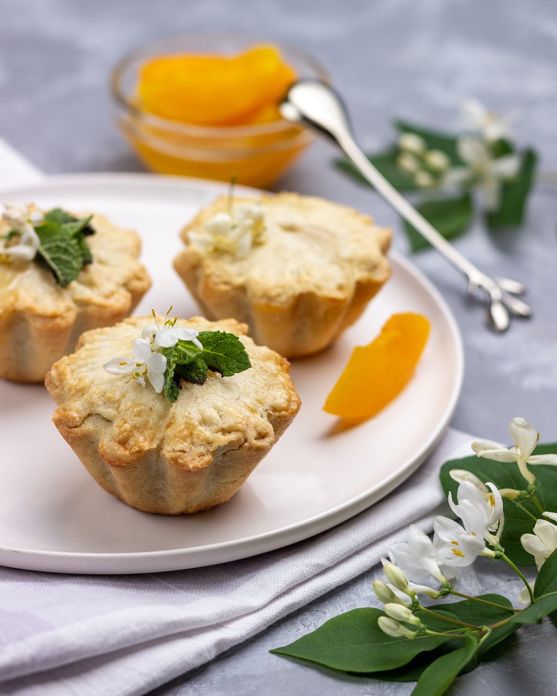 Лукошки с персиком