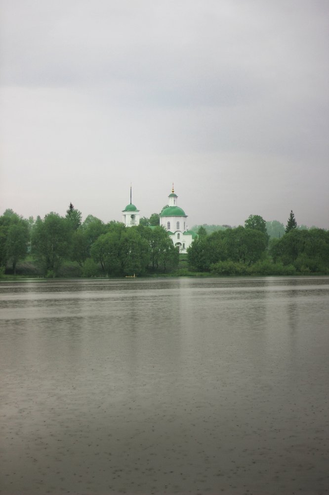 Церковь на берегу озера