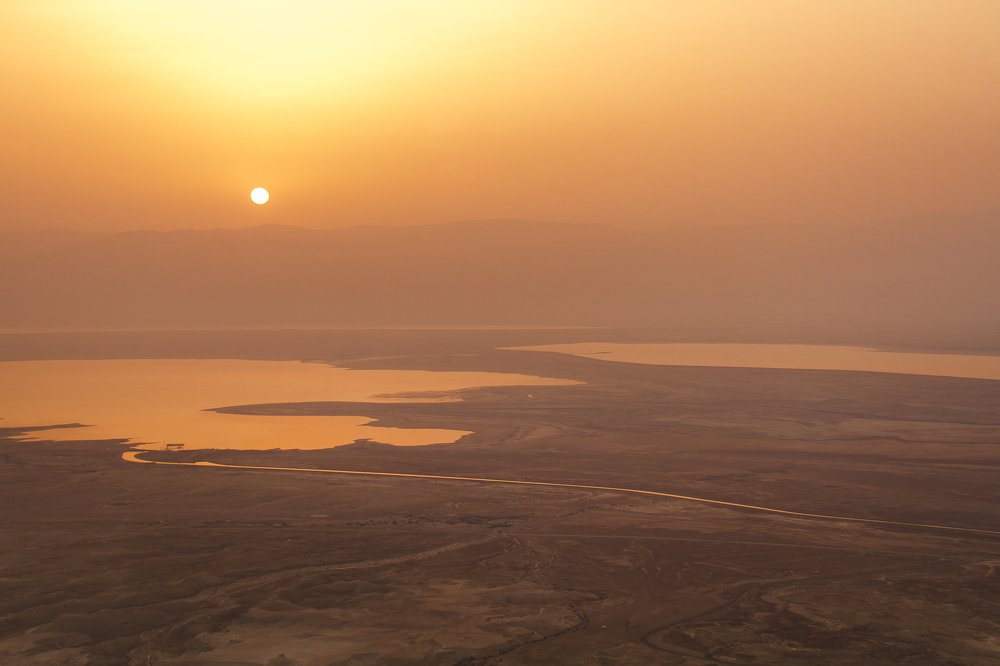 Рассвет над умирающим Мертвым морем.