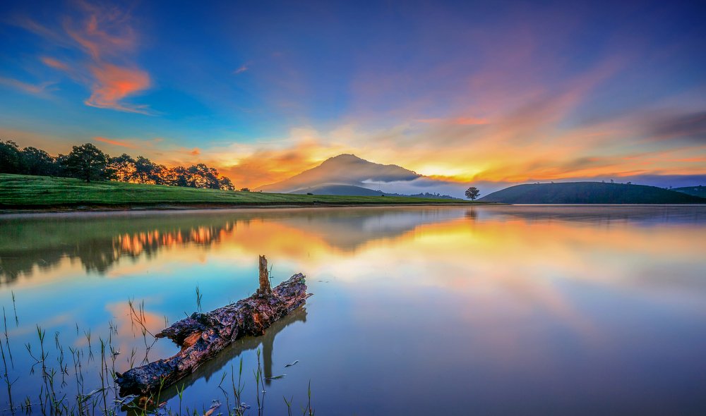 Sunrise in Suoi Vang lake