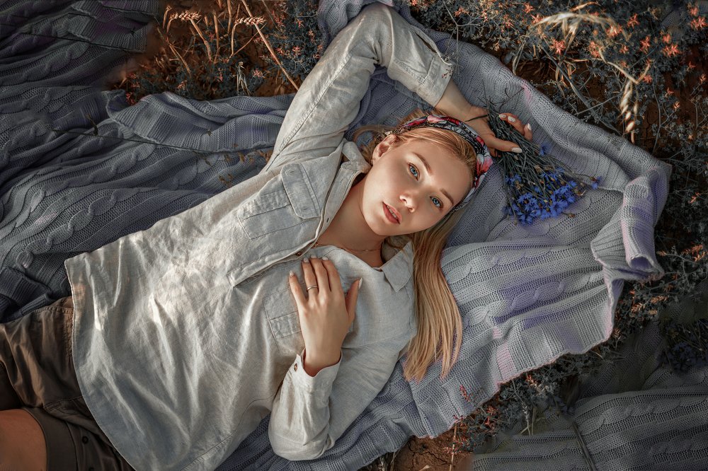 Девочка на пледе