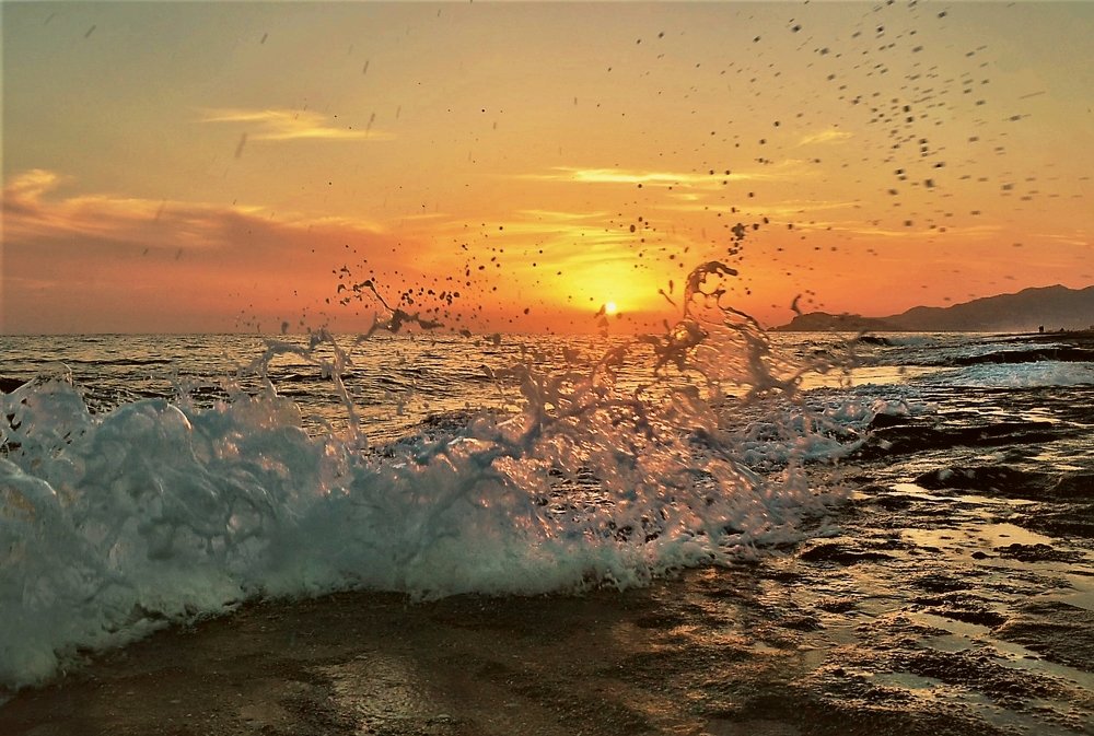 Брызги волн