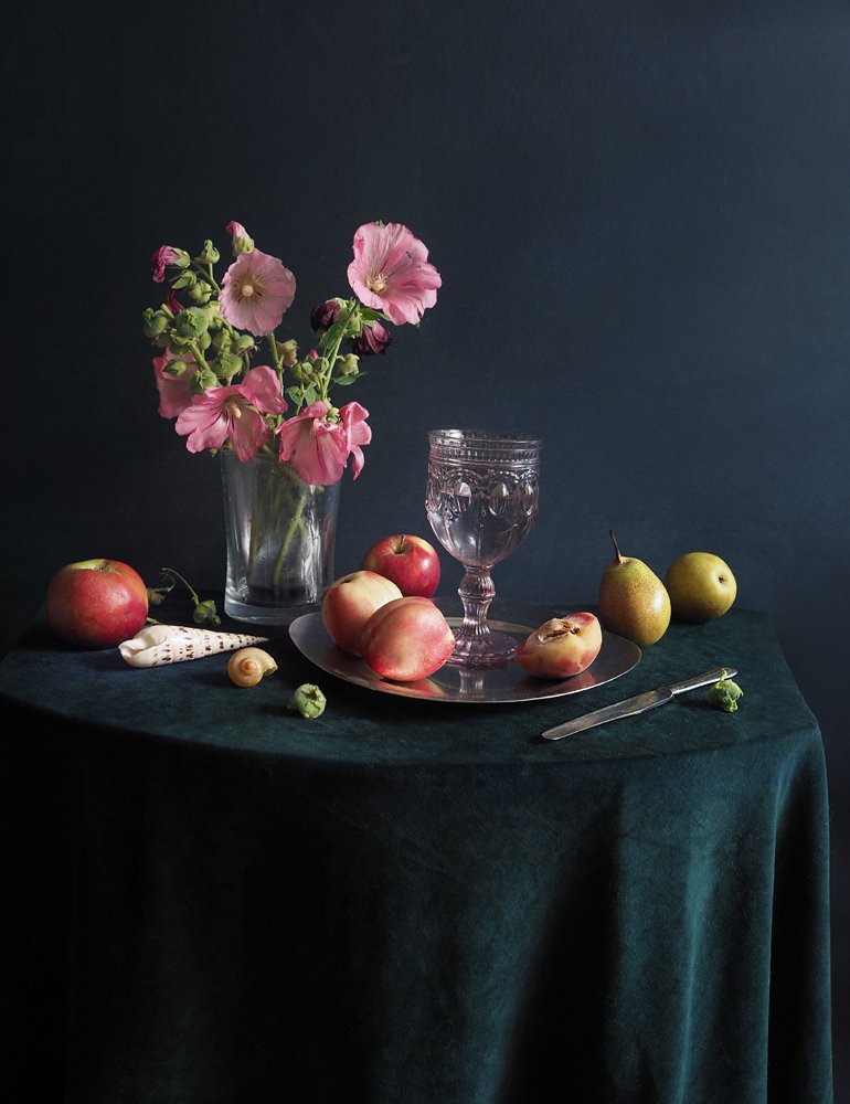 С бокалом  воды