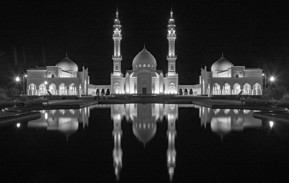 Чёрное небо. Белая мечеть