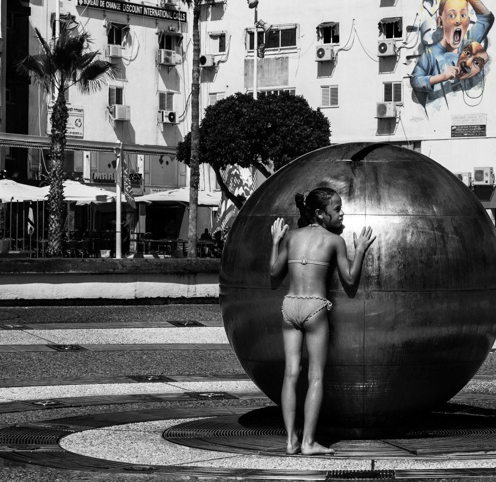 Девочка за шаром...