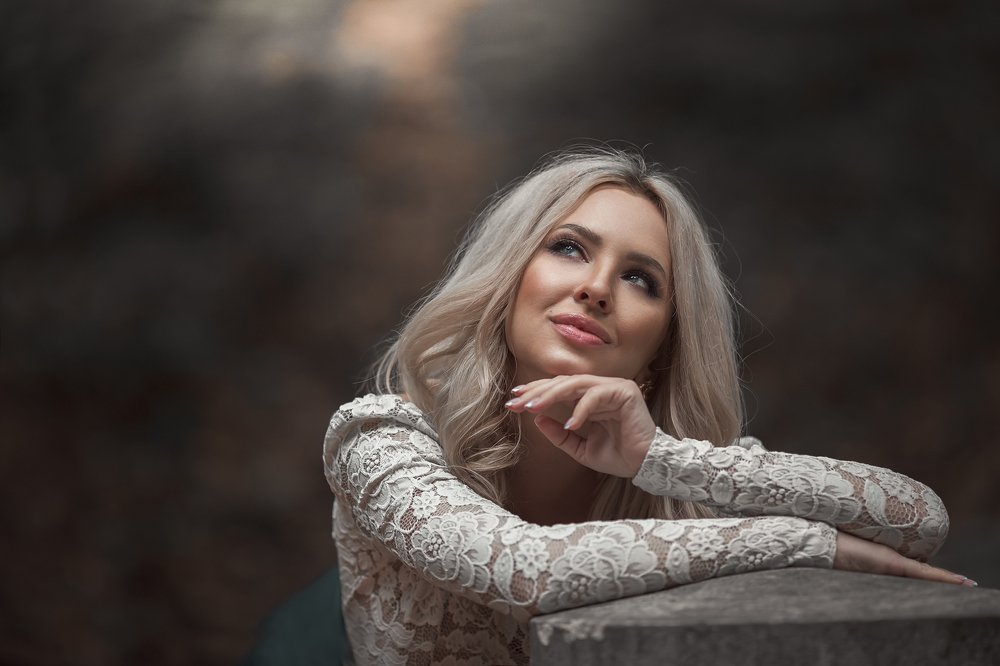 Задумчивая девушка