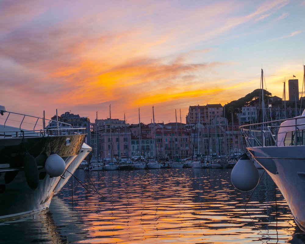 Закат в порту Ниццы.Sunset in the port of Nice (France).