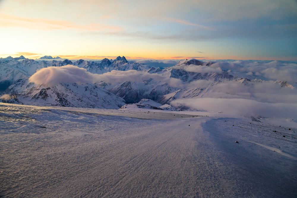 Вид с Эльбруса на горы Кавказа