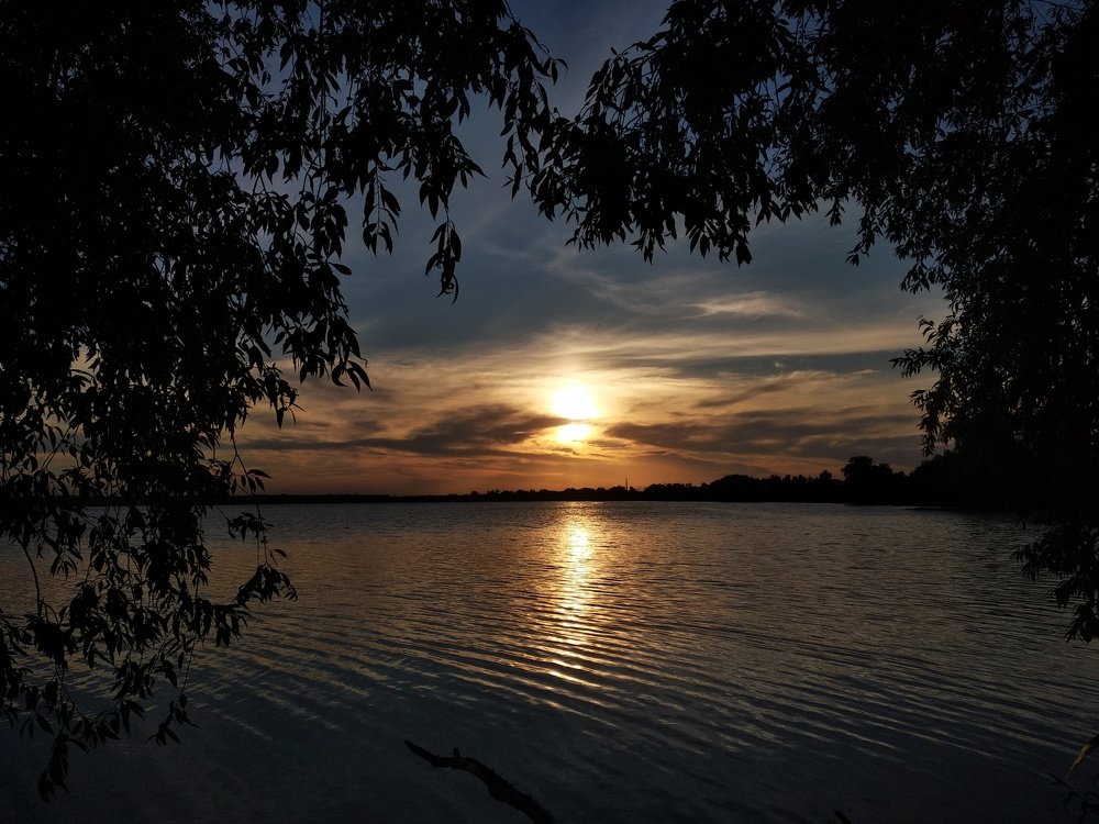 Закат на озере