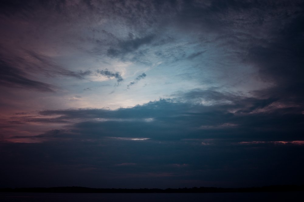 В мрачном закатном свете