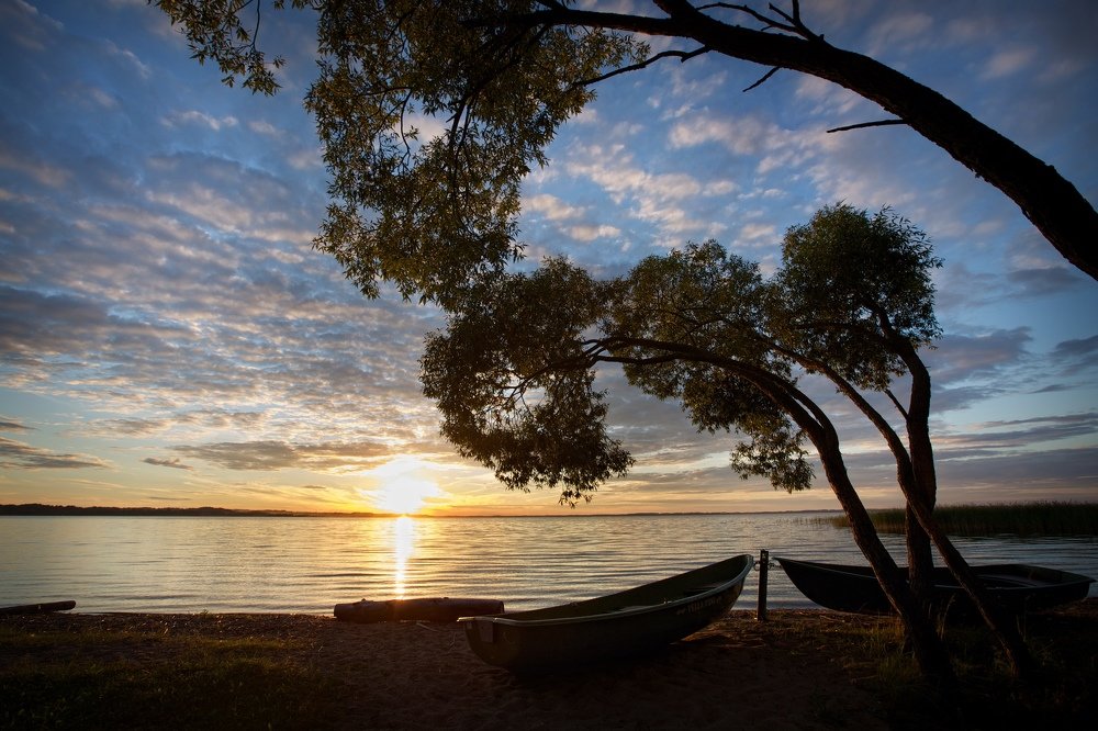 На берегу озера Разна