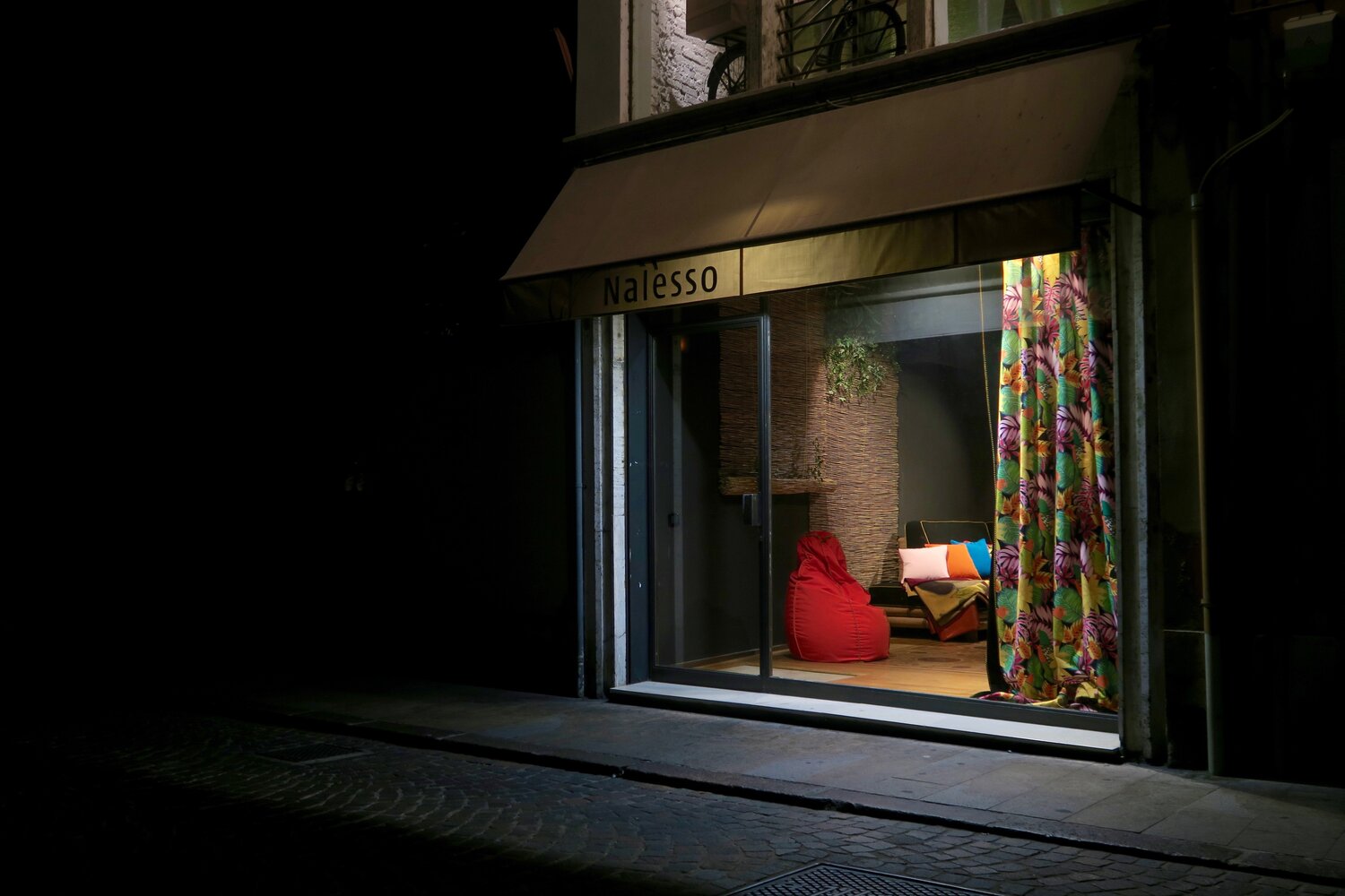 Bright colours, dim lights
